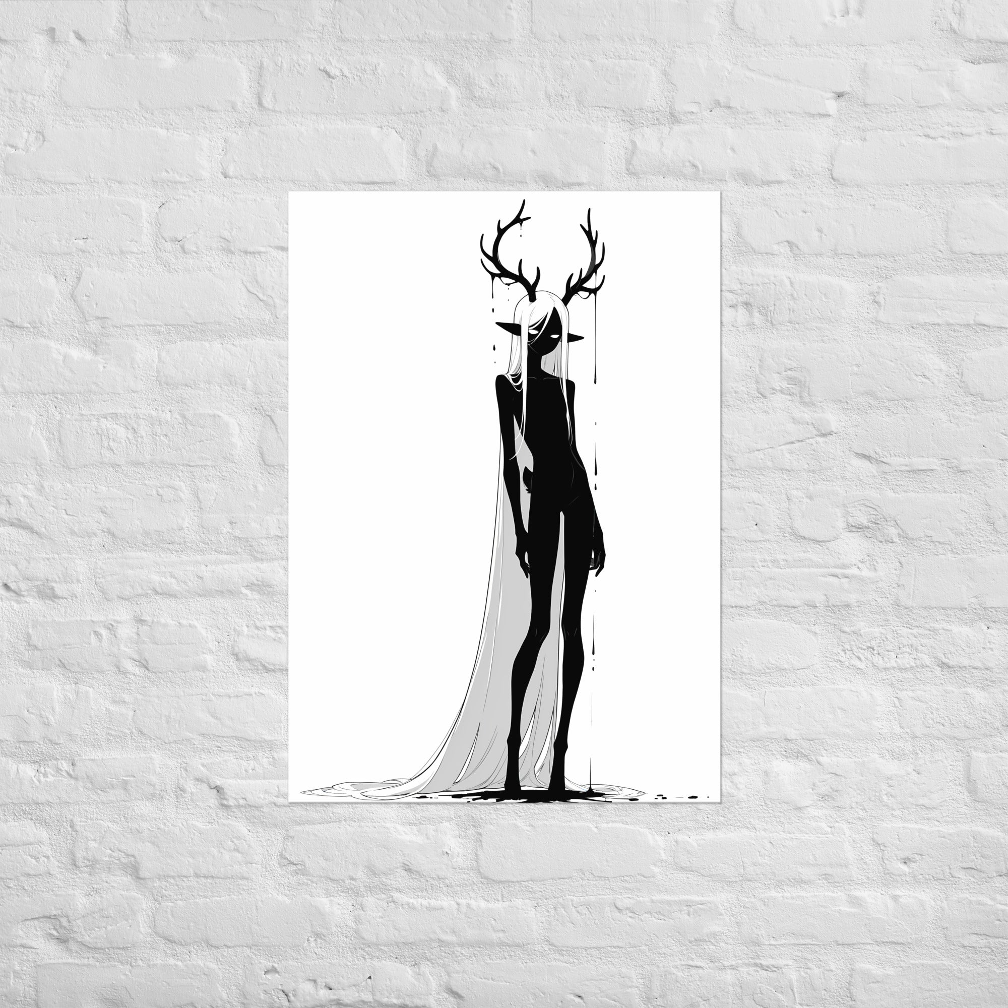 Affiche dark fantasy Doléa, biche anthropomorphe noir et blanc corps légèrement tourné, main repliée près de la hanche, robe drapée asymétrique, collection Les silences qu'on porte – format A2
