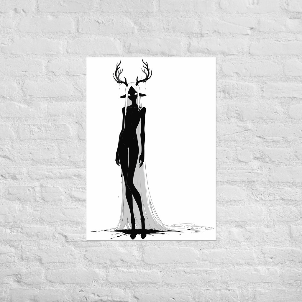 Affiche dark fantasy Doléa, biche anthropomorphe noir et blanc debout deux yeux grands ouverts, bois discrets, robe s'écoulant d'un seul côté, collection Les silences qu'on porte – format A2