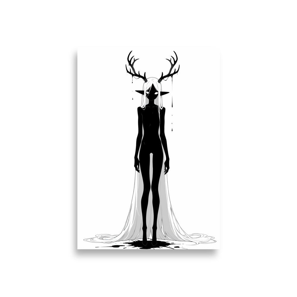 Affiche dark fantasy Doléa, biche anthropomorphe noir et blanc debout mains détendues, pieds fins et pointus, bois coulant jusqu'aux épaules, collection Les silences qu'on porte