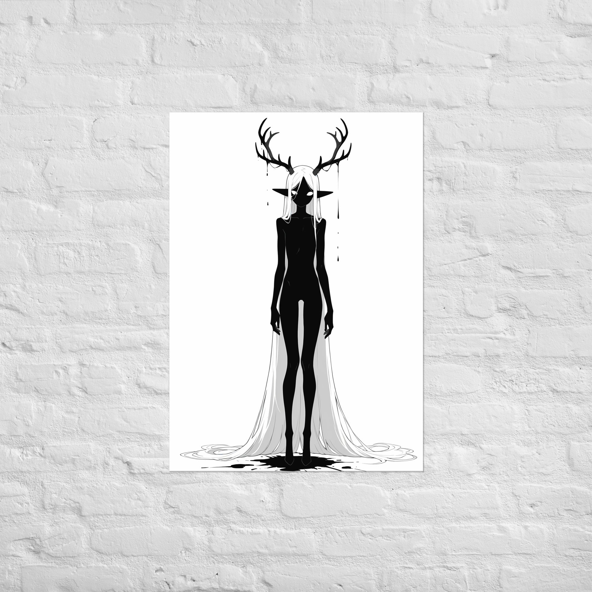 Affiche dark fantasy Doléa, biche anthropomorphe noir et blanc debout mains détendues, pieds fins et pointus, bois coulant jusqu'aux épaules, collection Les silences qu'on porte – format A2