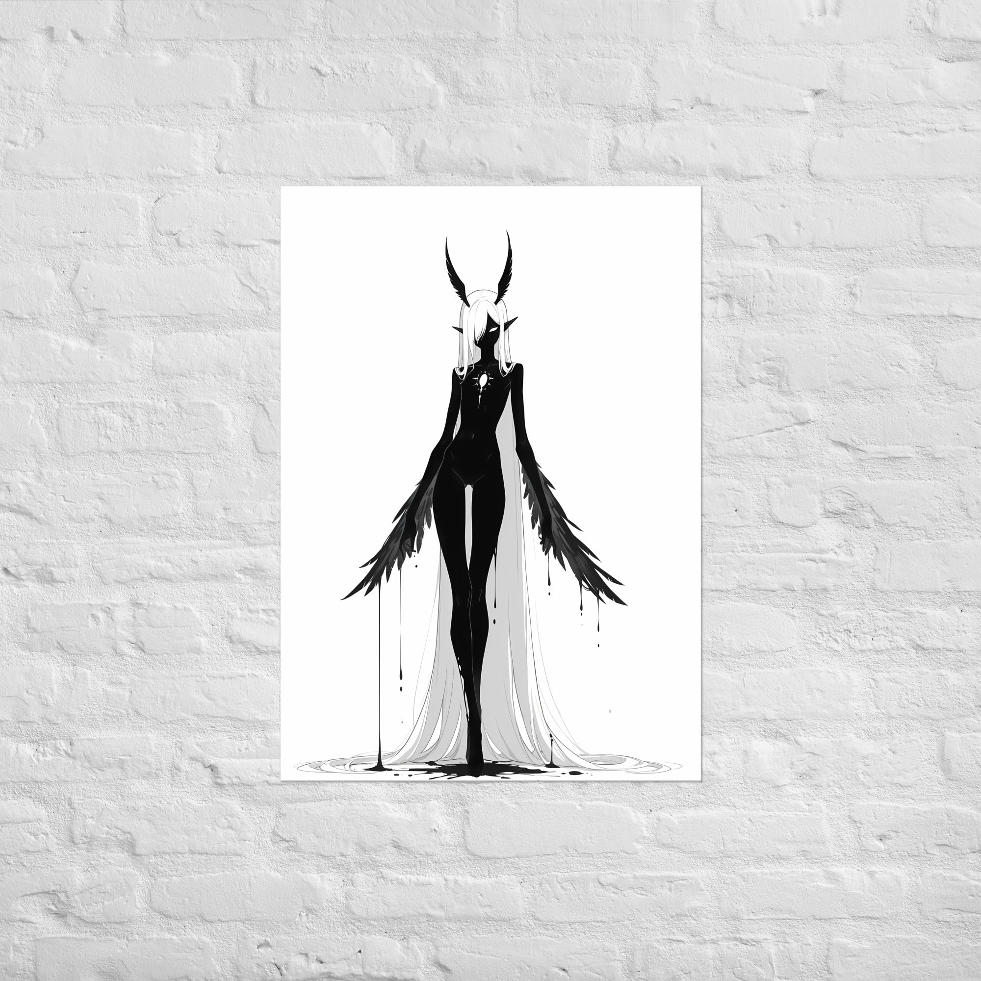 Affiche dark fantasy Tairie, corbeau anthropomorphe noir et blanc debout plumes dressées sur la tête, ailes le long des bras dégoulinantes, étoile pâle sur la poitrine, collection Les silences qu'on porte – format A2