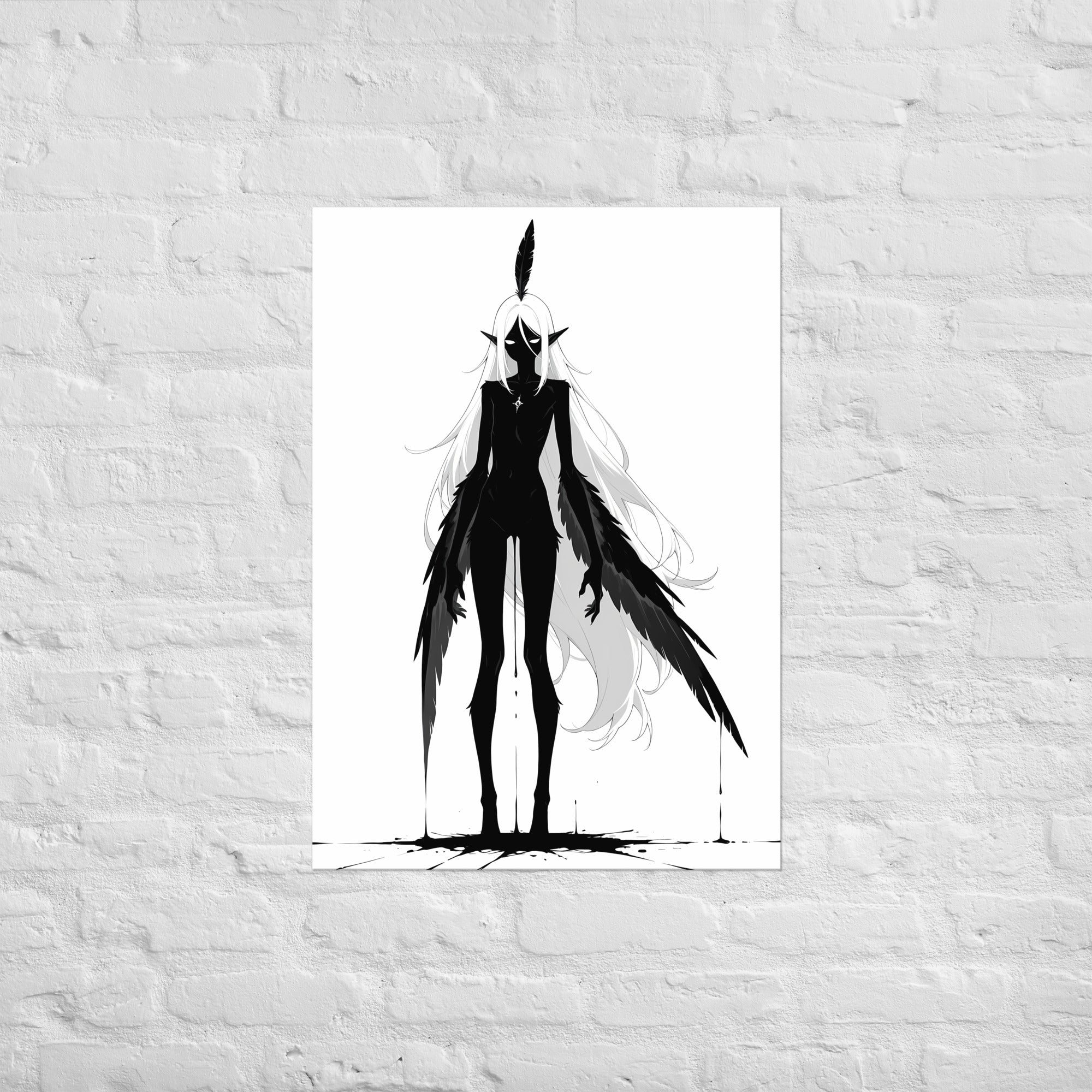 Affiche dark fantasy Tairie, corbeau anthropomorphe noir et blanc debout une unique plume sur la tête, une aile dégoulinante, filet d'encre central, collection Les silences qu'on porte – format A2