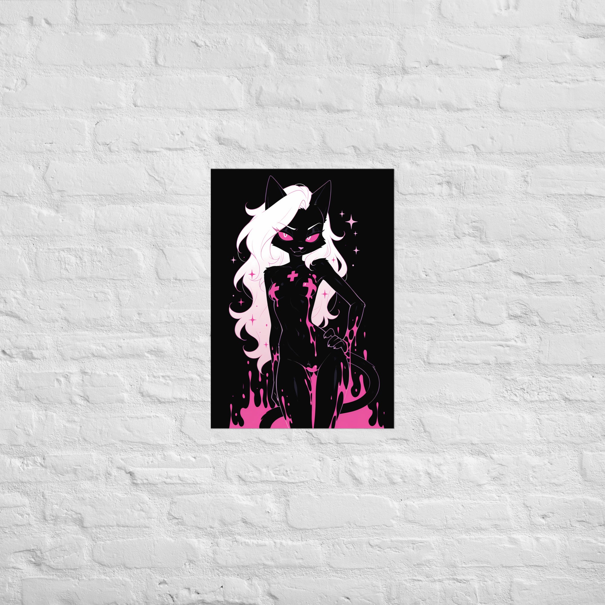 Poster dark fantasy Belladone, chatte anthropomorphe noire, main sur la hanche, trois croix roses sur la poitrine – affiche encadrée au format A2