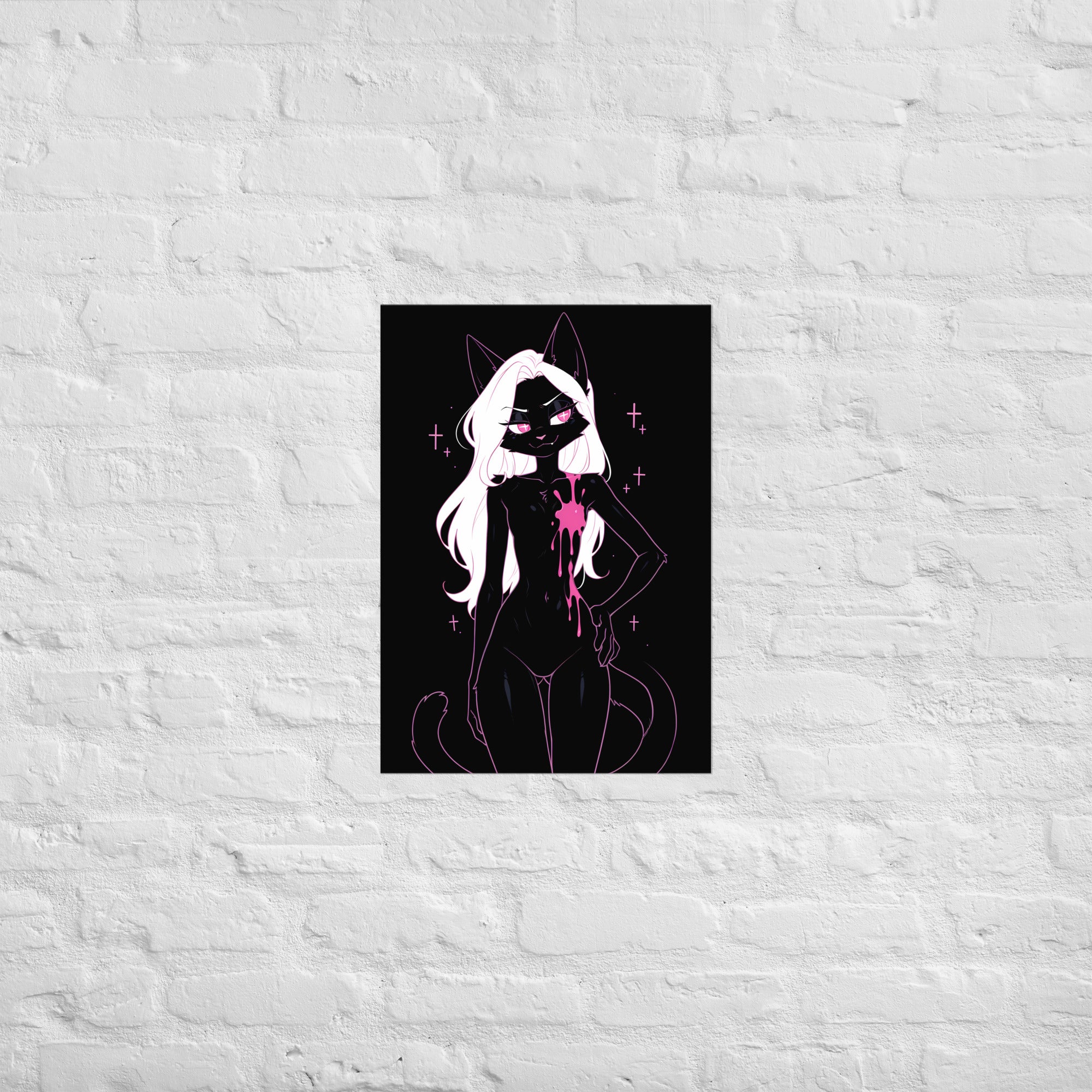 Poster dark fantasy Belladone, chatte anthropomorphe noire, pupilles en forme de croix rose, sourire en coin – affiche encadrée au format A2