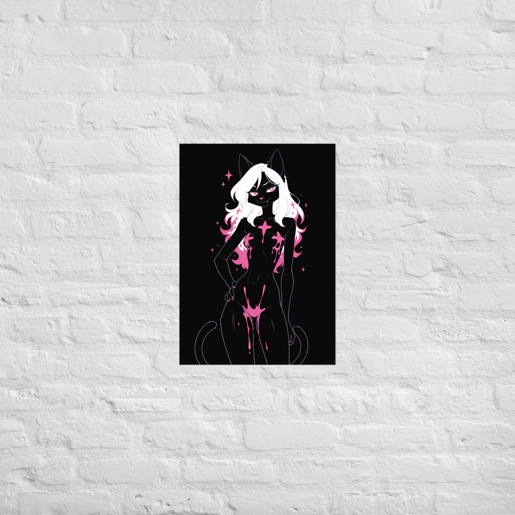 Poster dark fantasy Belladone, chatte anthropomorphe noire, petite croix sur la joue, poison rose aux hanches – affiche encadrée au format A2