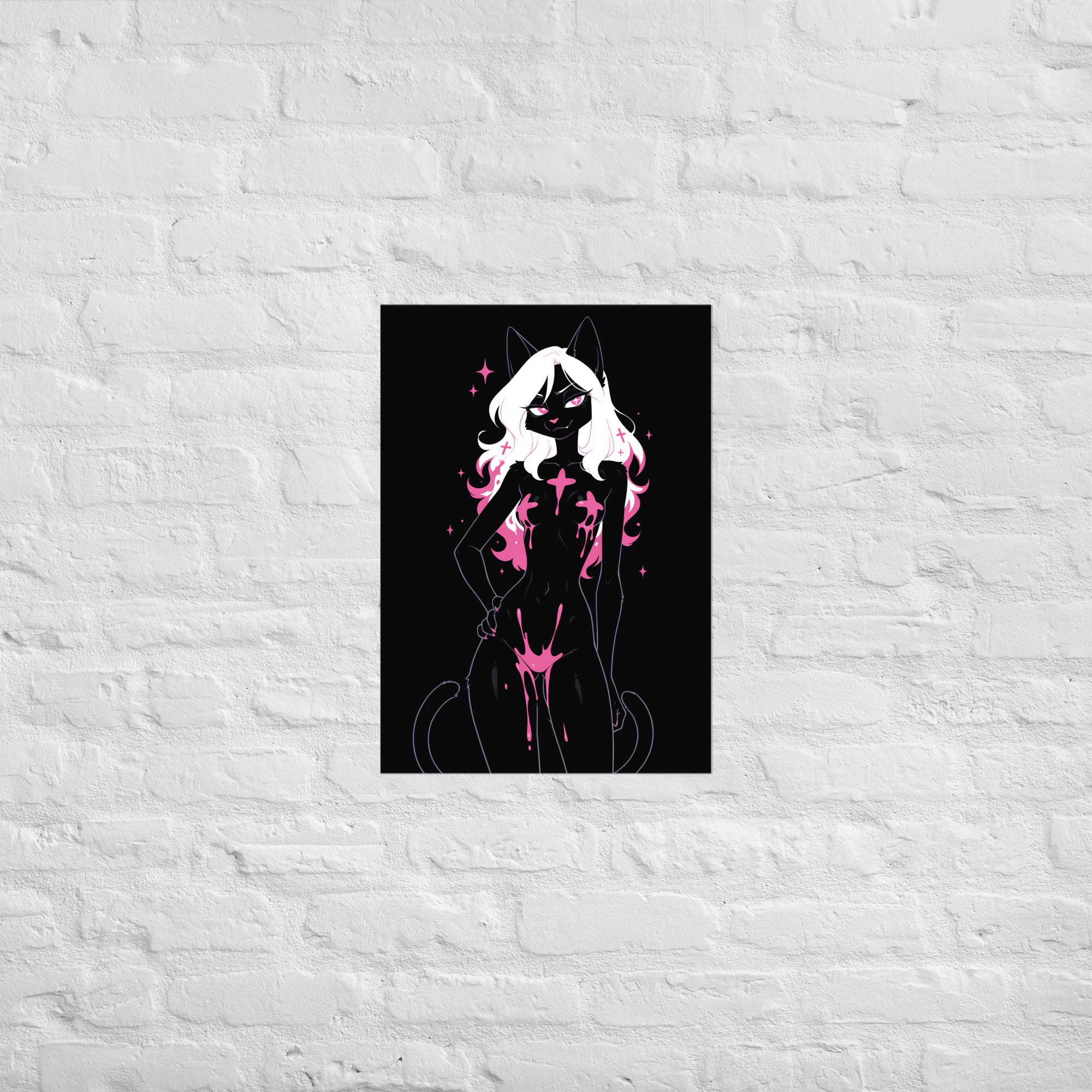 Poster dark fantasy Belladone, chatte anthropomorphe noire, petite croix sur la joue, poison rose aux hanches – affiche encadrée au format A2