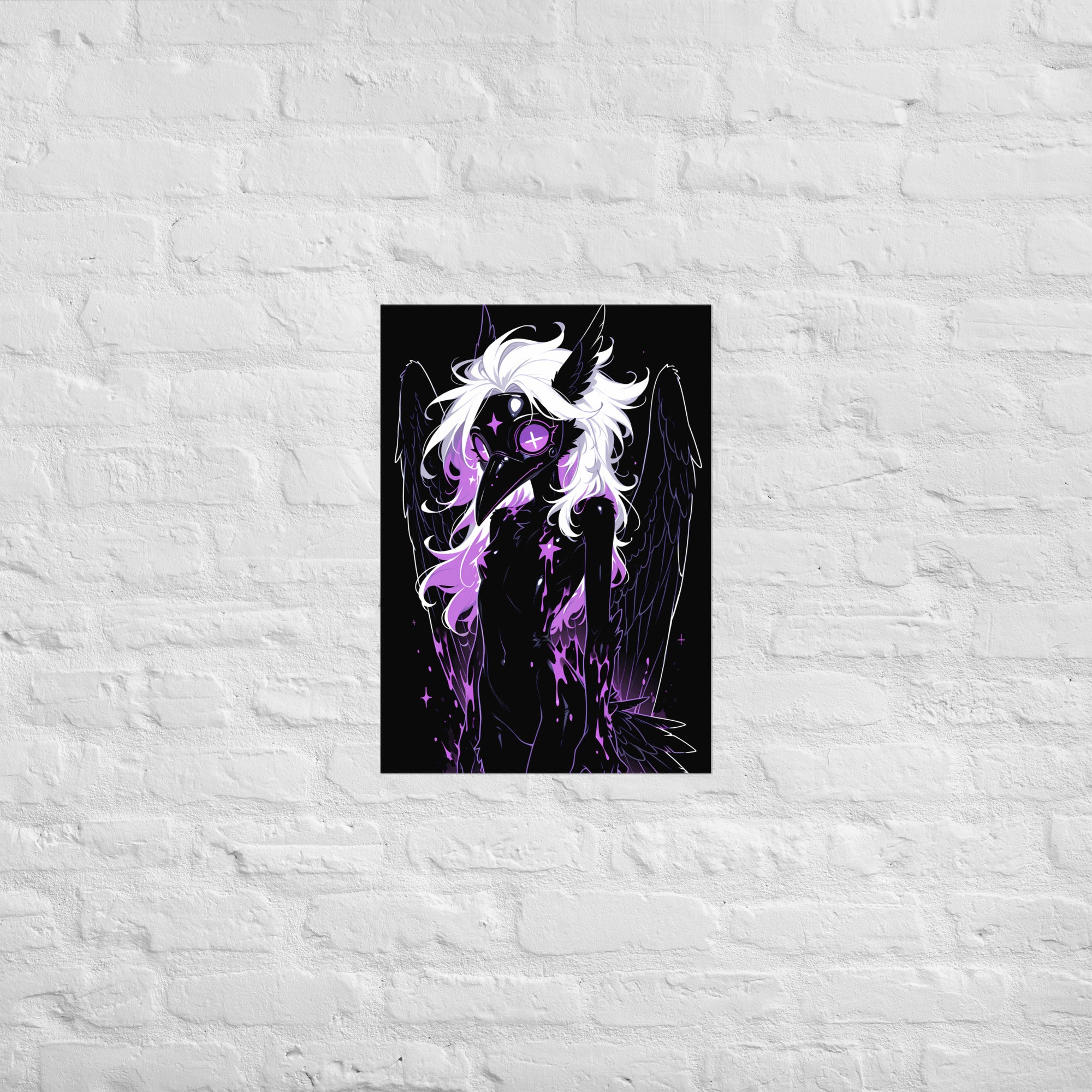 Poster dark fantasy Sibylle, corbeau anthropomorphe noir, ailes largement déployées, masque à bec, œil violet – affiche encadrée au format A2