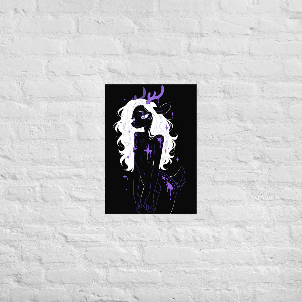 Poster dark fantasy Améthia, biche anthropomorphe noire de profil, taches de faon violettes sur la hanche – affiche encadrée au format A2