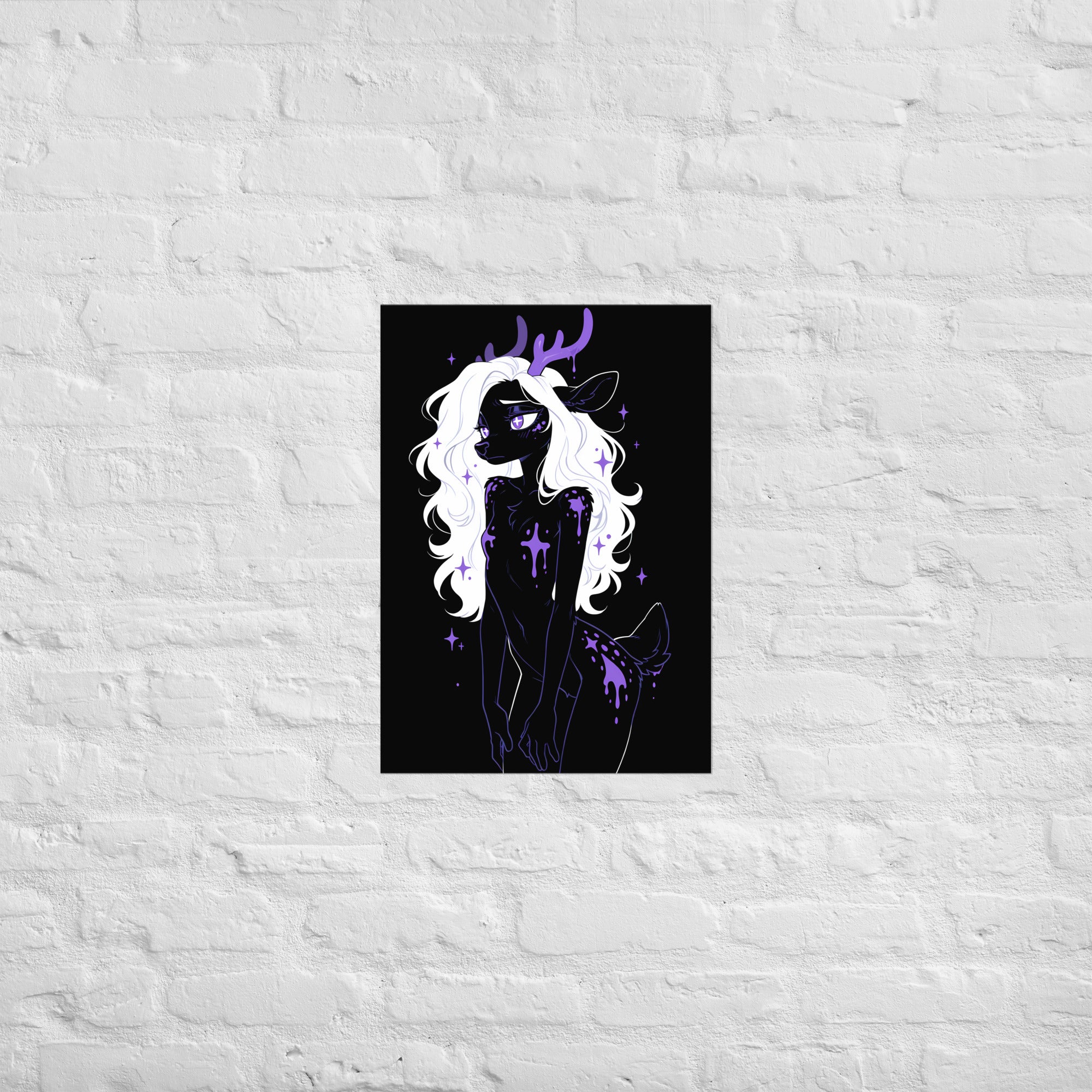 Poster dark fantasy Améthia, biche anthropomorphe noire de profil, taches de faon violettes sur la hanche – affiche encadrée au format A2