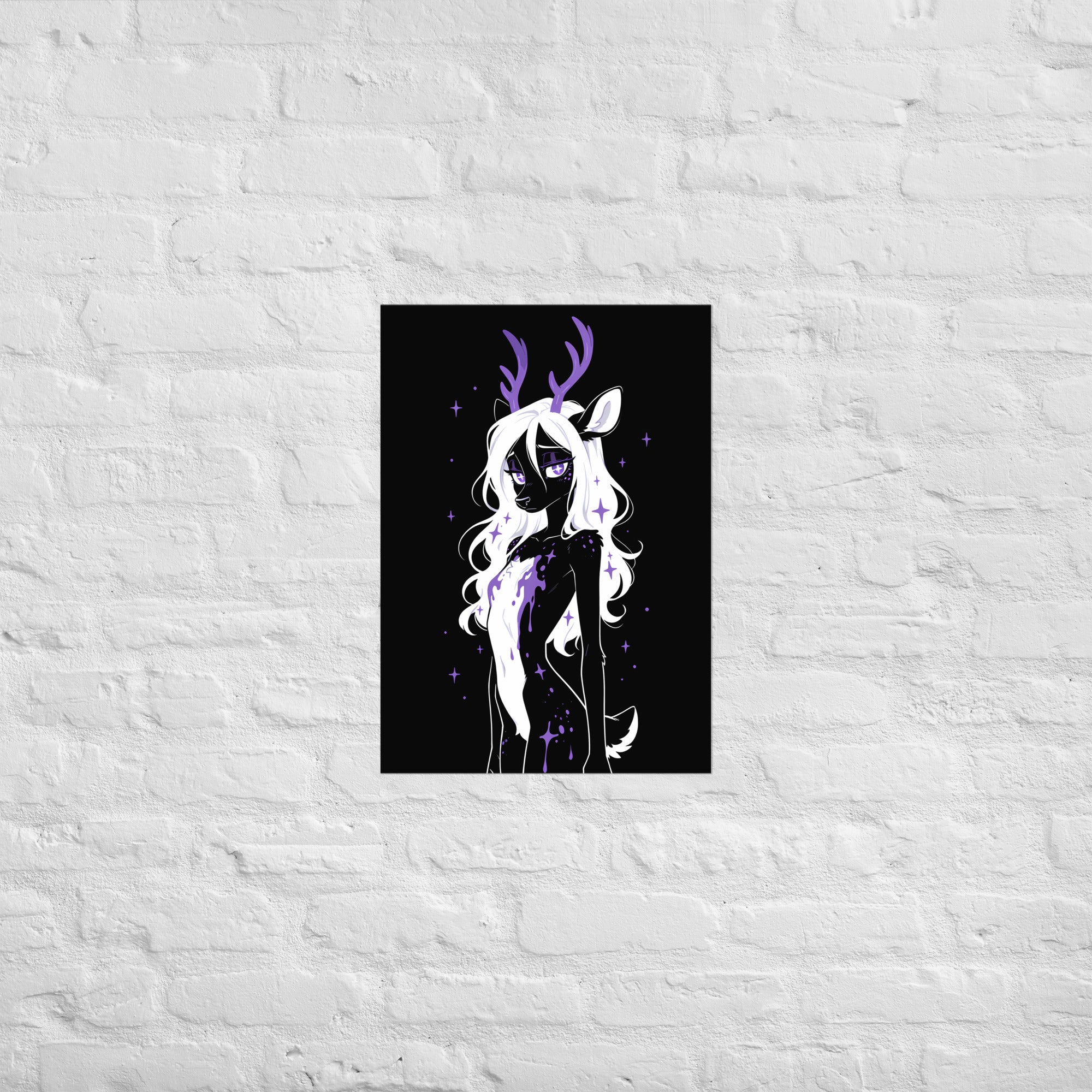 Poster dark fantasy Améthia, biche anthropomorphe noire, mèche de fourrure blanche tachée de poison violet – affiche encadrée au format A2