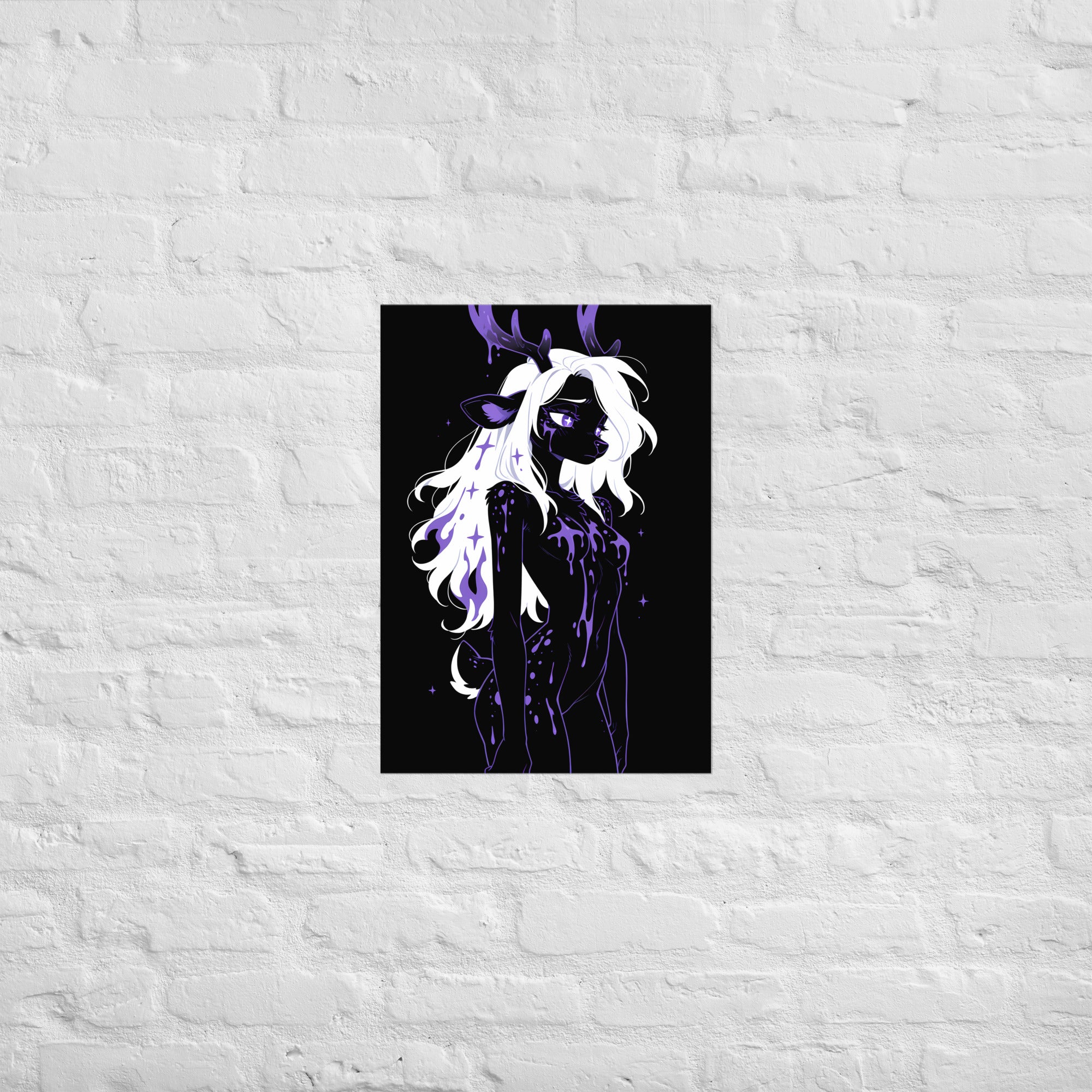 Poster dark fantasy Améthia, biche anthropomorphe noire, pupille en forme d'étoile, torse recouvert de poison violet – affiche encadrée au format A2