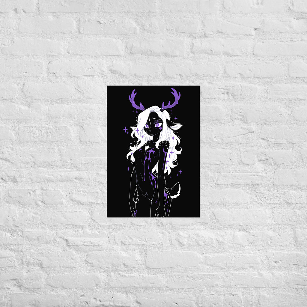 Poster dark fantasy Améthia, biche anthropomorphe noire, bras levé, goutte de poison violet suspendue aux doigts – affiche encadrée au format A2