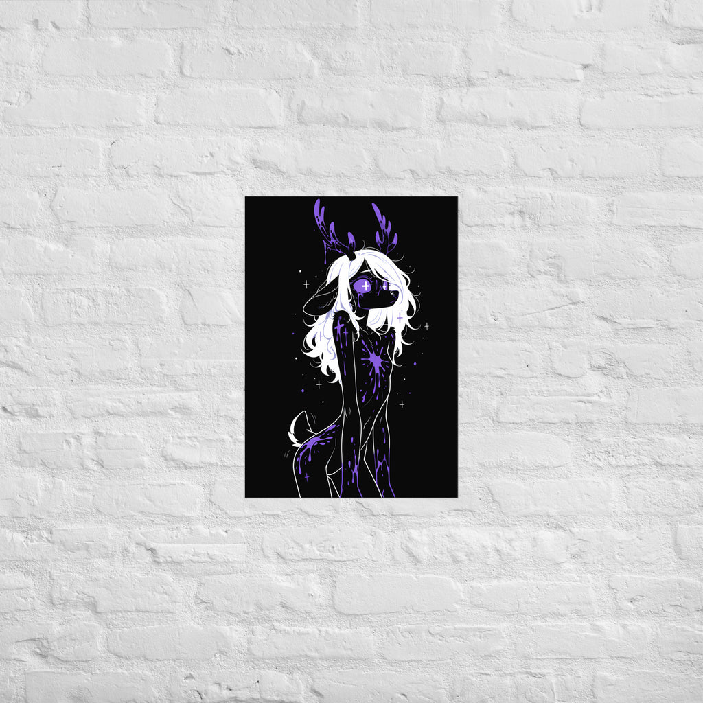 Poster dark fantasy Améthia, biche anthropomorphe noire, œil cristallisé en bille violette barrée d'une croix – affiche encadrée au format A2
