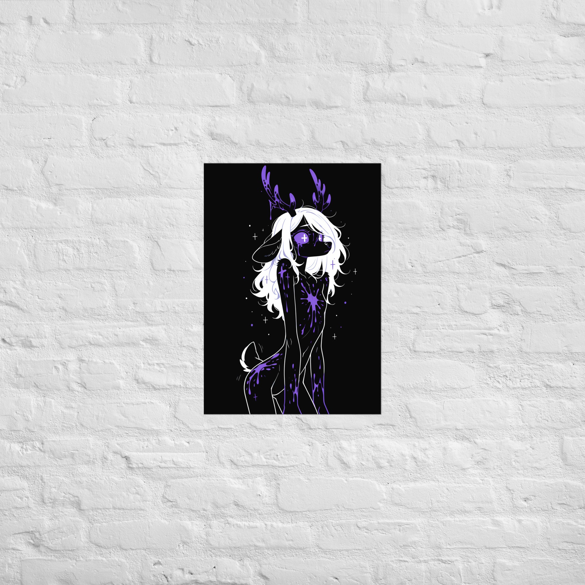 Poster dark fantasy Améthia, biche anthropomorphe noire, œil cristallisé en bille violette barrée d'une croix – affiche encadrée au format A2