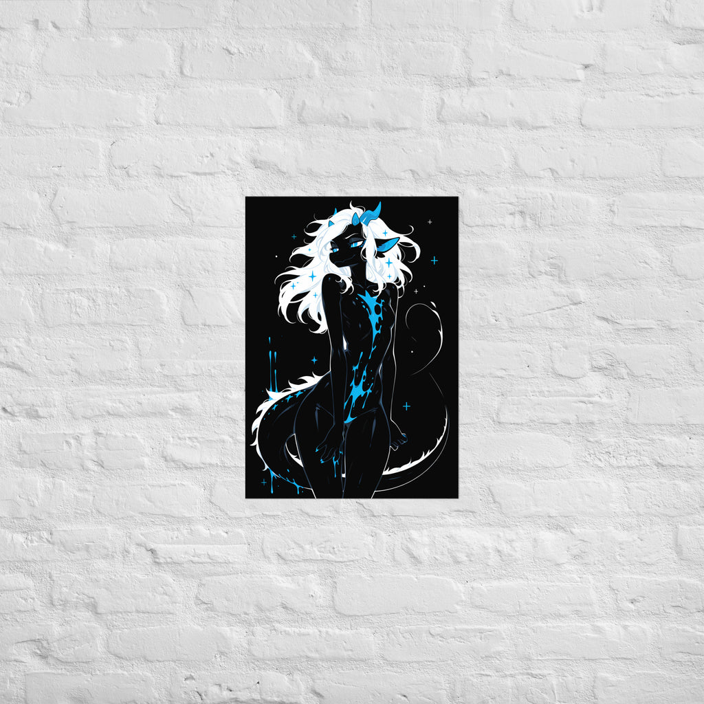 Poster dark fantasy Azuréa, dragonne anthropomorphe noire, petites cornes bleues, queue enroulée, givre liquide – affiche encadrée au format A2