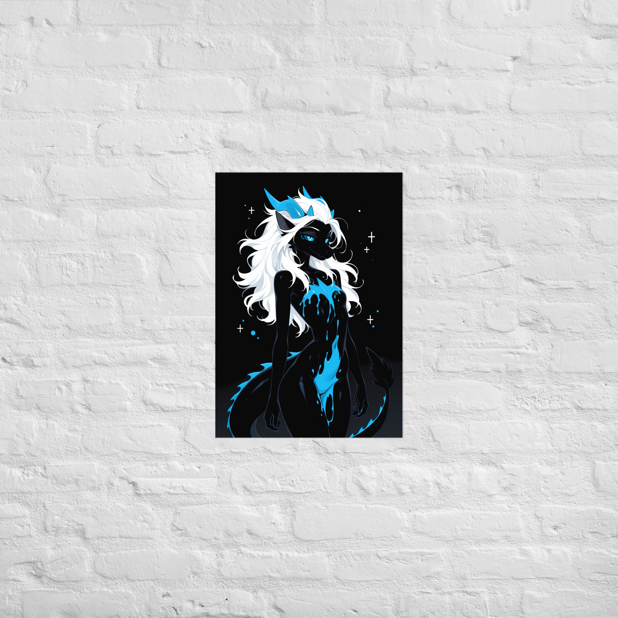 Poster dark fantasy Azuréa, dragonne anthropomorphe noire au museau reptilien, queue à crête bleue enroulée devant elle – affiche encadrée au format A2