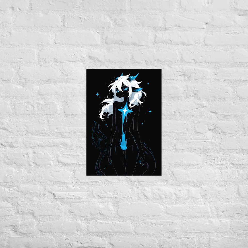 Poster dark fantasy Azuréa, dragonne anthropomorphe noire, volute de glace bleue, trait de poison net sur le ventre – affiche encadrée au format A2