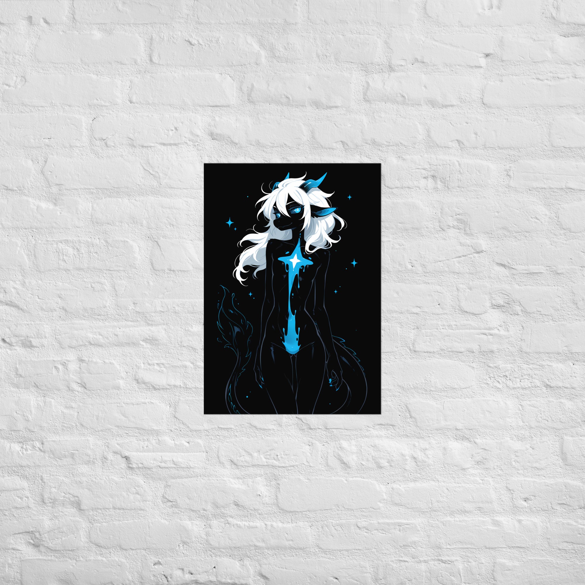 Poster dark fantasy Azuréa, dragonne anthropomorphe noire, volute de glace bleue, trait de poison net sur le ventre – affiche encadrée au format A2