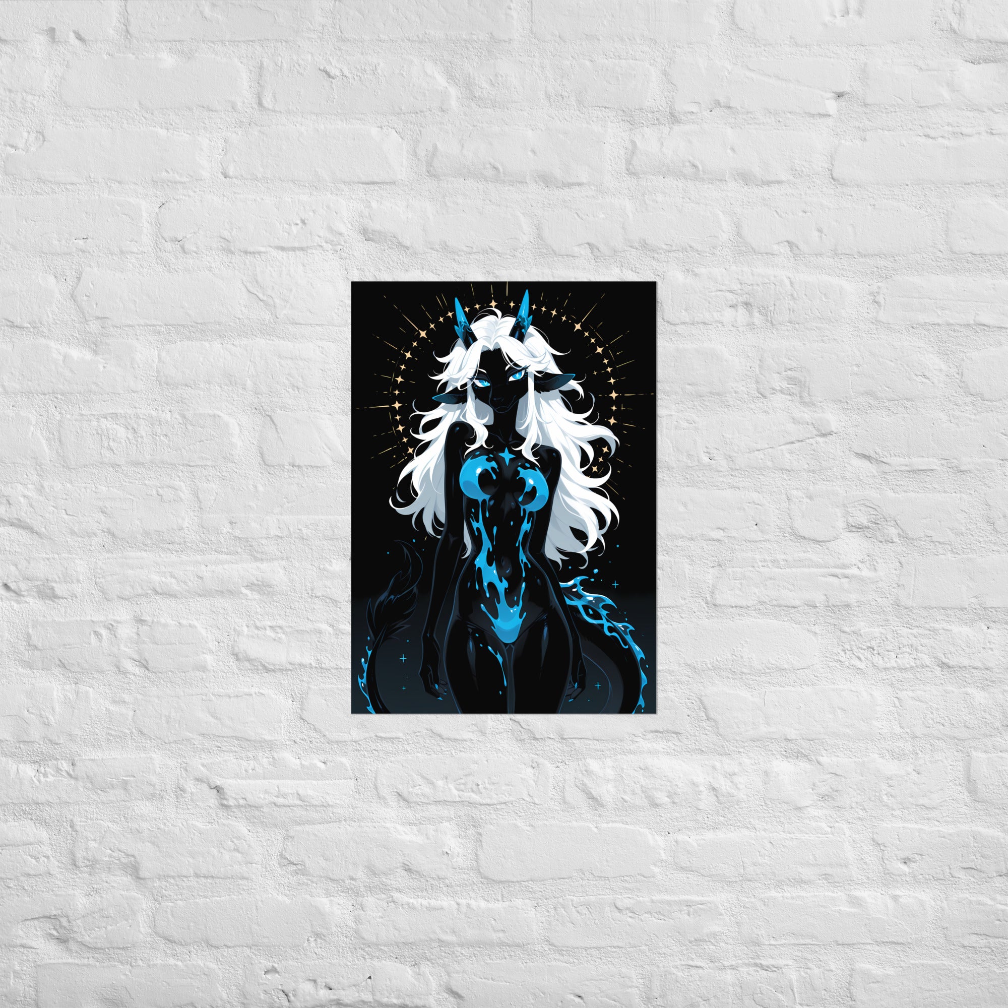 Poster dark fantasy Azuréa, dragonne anthropomorphe noire, couronne d'étoiles dorées, queue à motifs de flammes bleues – affiche encadrée au format A2