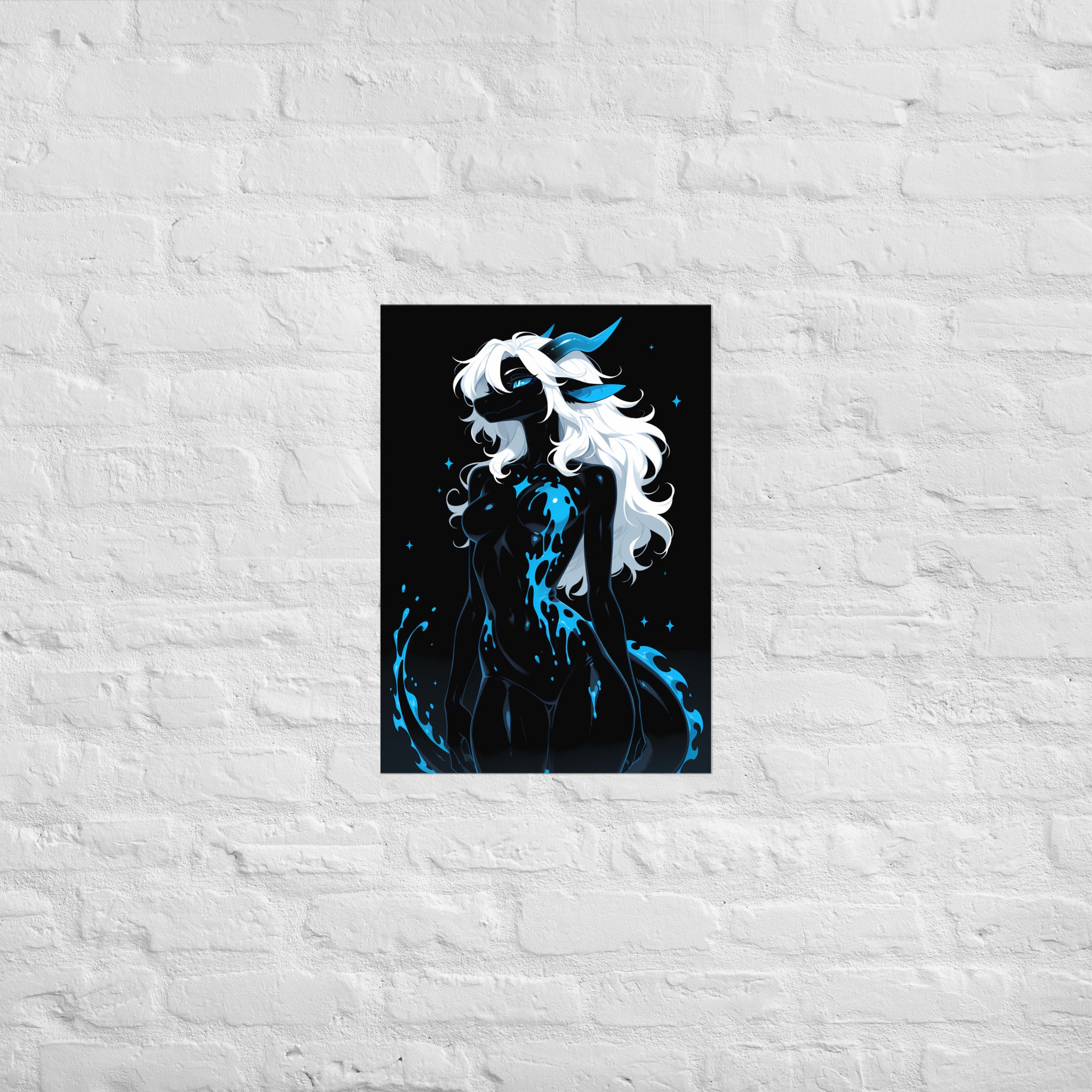 Poster dark fantasy Azuréa, dragonne anthropomorphe noire, menton relevé, vagues d'eau bleue jaillissant autour d'elle – affiche encadrée au format A2