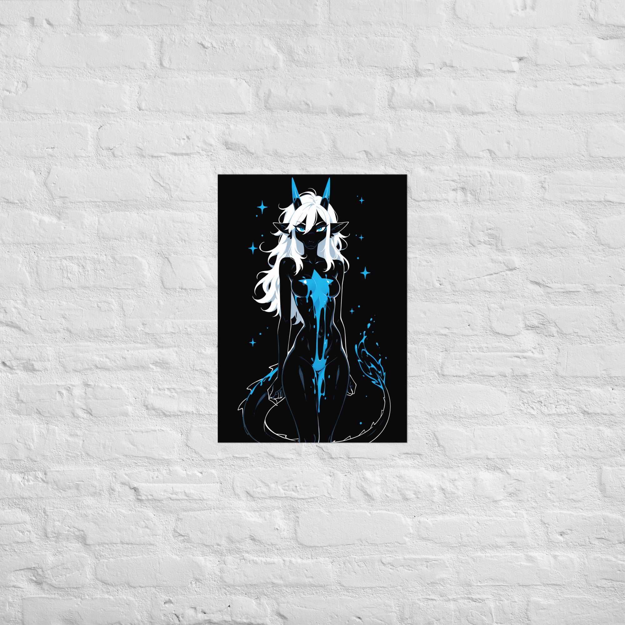 Poster dark fantasy Azuréa, dragonne anthropomorphe noire accroupie, longue traînée d'étoile bleue sur la poitrine – affiche encadrée au format A2