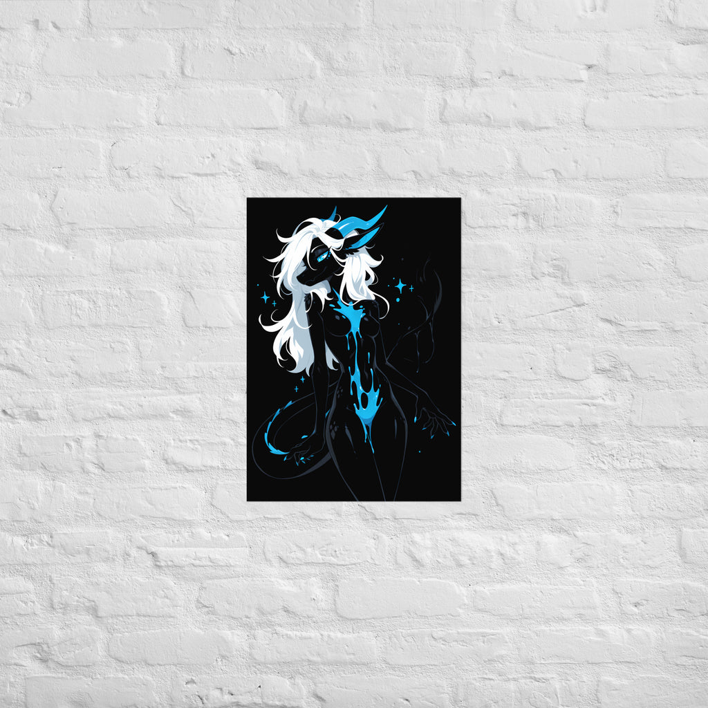Poster dark fantasy Azuréa, dragonne anthropomorphe noire, ailes translucides, écailles en losange sur la hanche – affiche encadrée au format A2