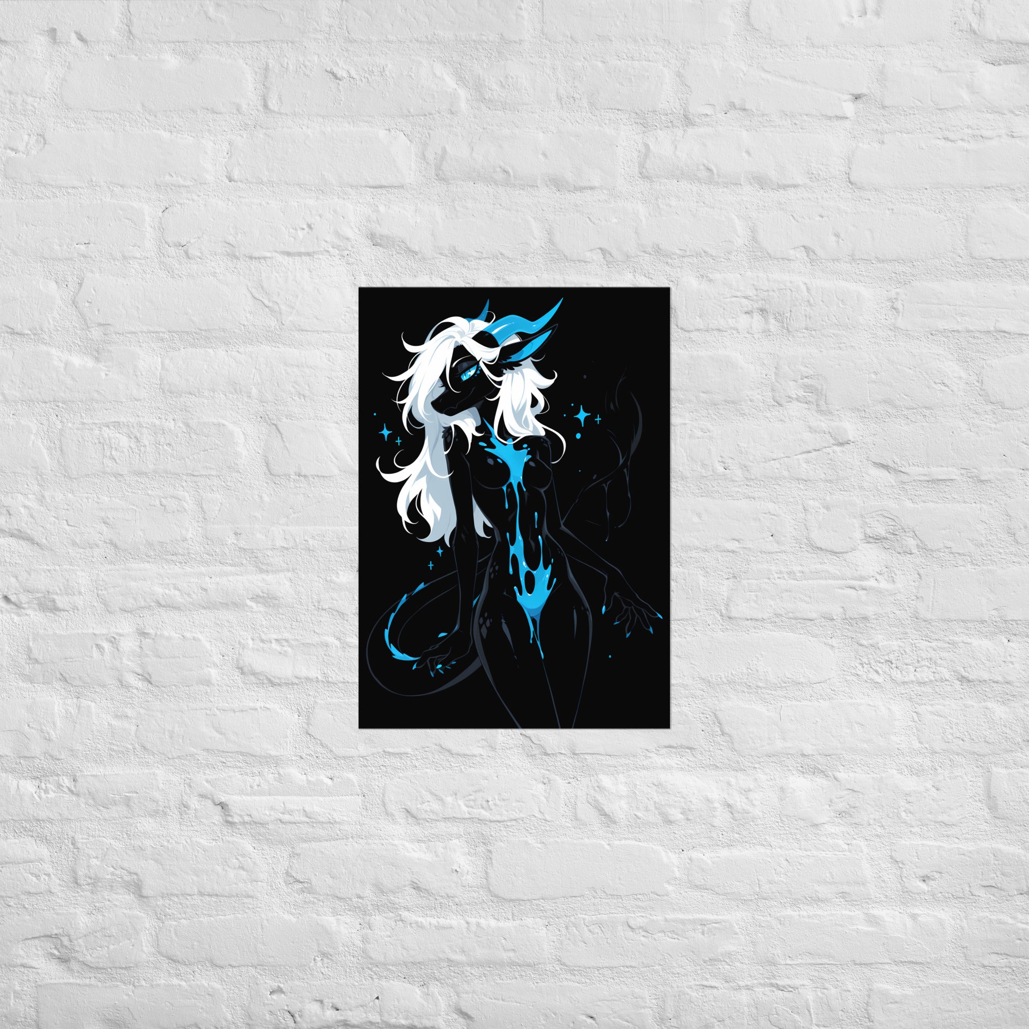 Poster dark fantasy Azuréa, dragonne anthropomorphe noire, ailes translucides, écailles en losange sur la hanche – affiche encadrée au format A2