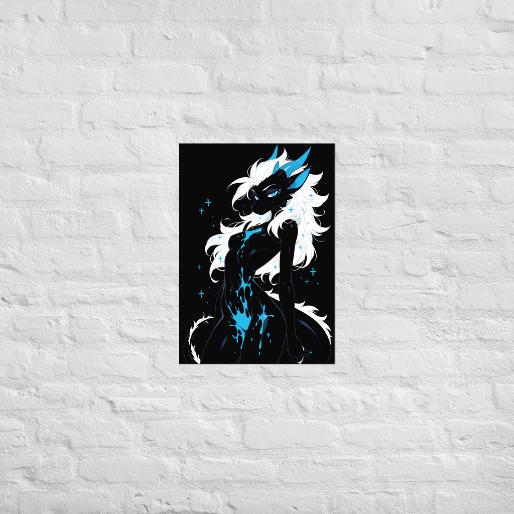 Poster dark fantasy Azuréa, dragonne anthropomorphe noire, sourire carnassier, croix bleues, poison sur l'épaule et la hanche – affiche encadrée au format A2