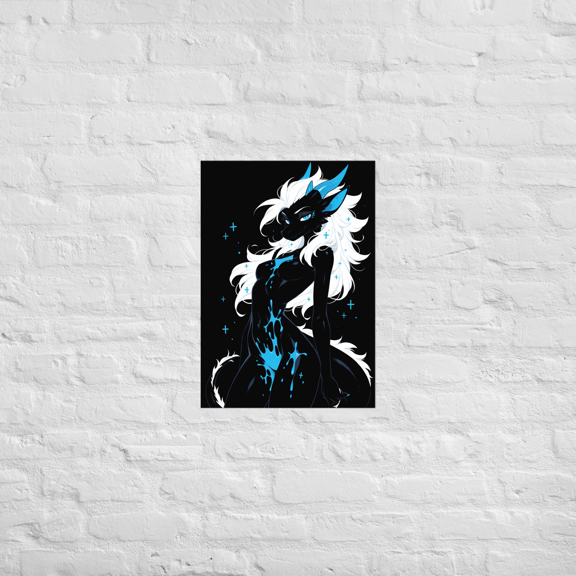 Poster dark fantasy Azuréa, dragonne anthropomorphe noire, sourire carnassier, croix bleues, poison sur l'épaule et la hanche – affiche encadrée au format A2