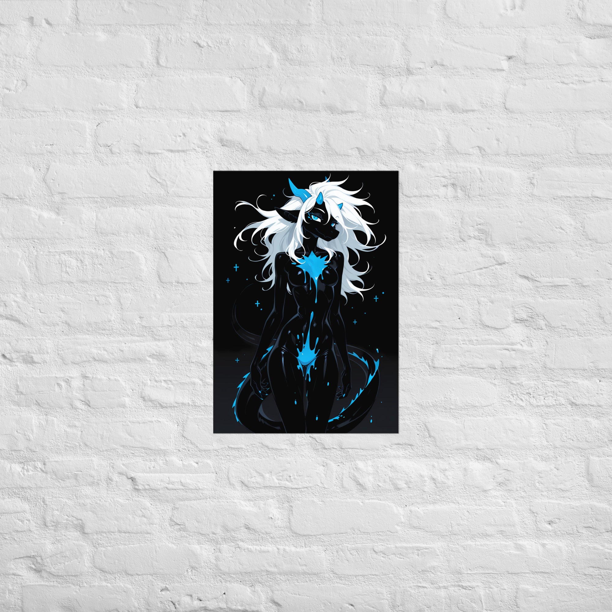 Poster dark fantasy Azuréa, dragonne anthropomorphe noire, queue en tourbillon autour des jambes, trois petites cornes – affiche encadrée au format A2