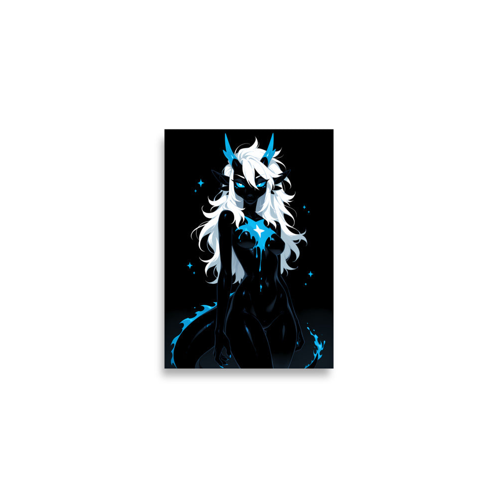 Poster dark fantasy Azuréa, dragonne anthropomorphe noire, étoile blanche au centre d'une éclaboussure bleue symétrique – affiche encadrée au format A2