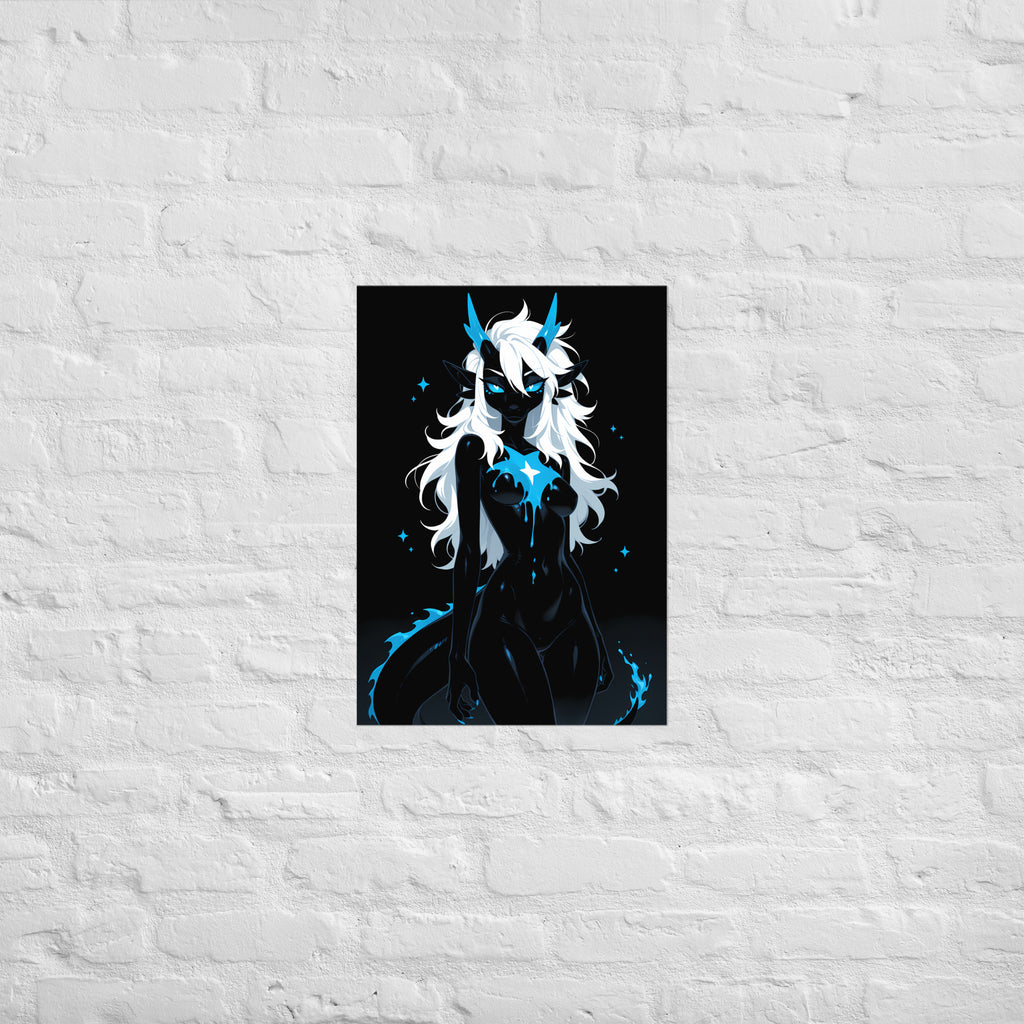 Poster dark fantasy Azuréa, dragonne anthropomorphe noire, étoile blanche au centre d'une éclaboussure bleue symétrique – affiche encadrée au format A2