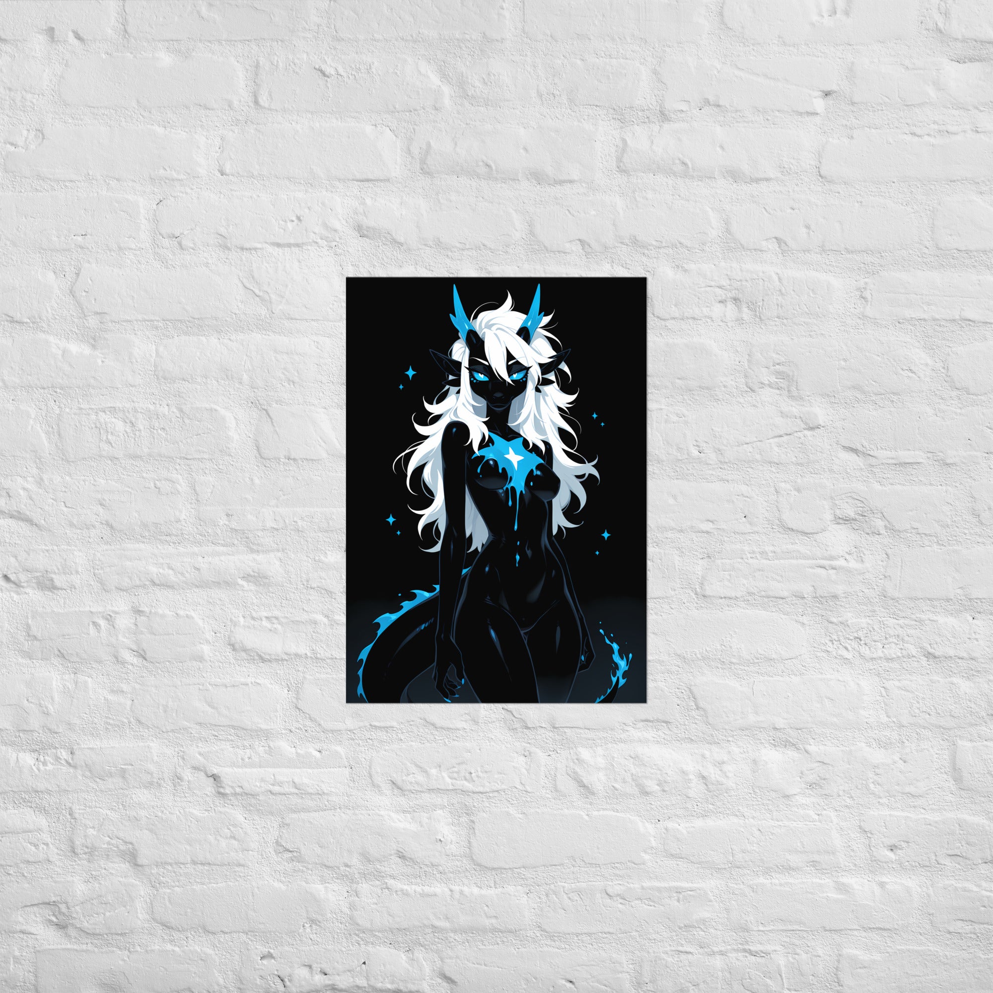 Poster dark fantasy Azuréa, dragonne anthropomorphe noire, étoile blanche au centre d'une éclaboussure bleue symétrique – affiche encadrée au format A2