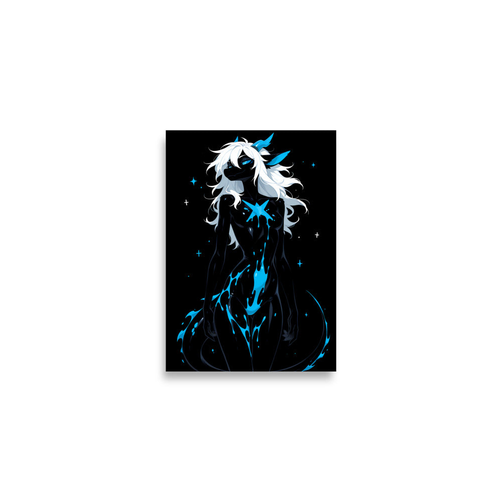 Poster dark fantasy Azuréa, dragonne anthropomorphe noire, bras replié près de la mâchoire, queue déployée en courbe – affiche encadrée au format A2