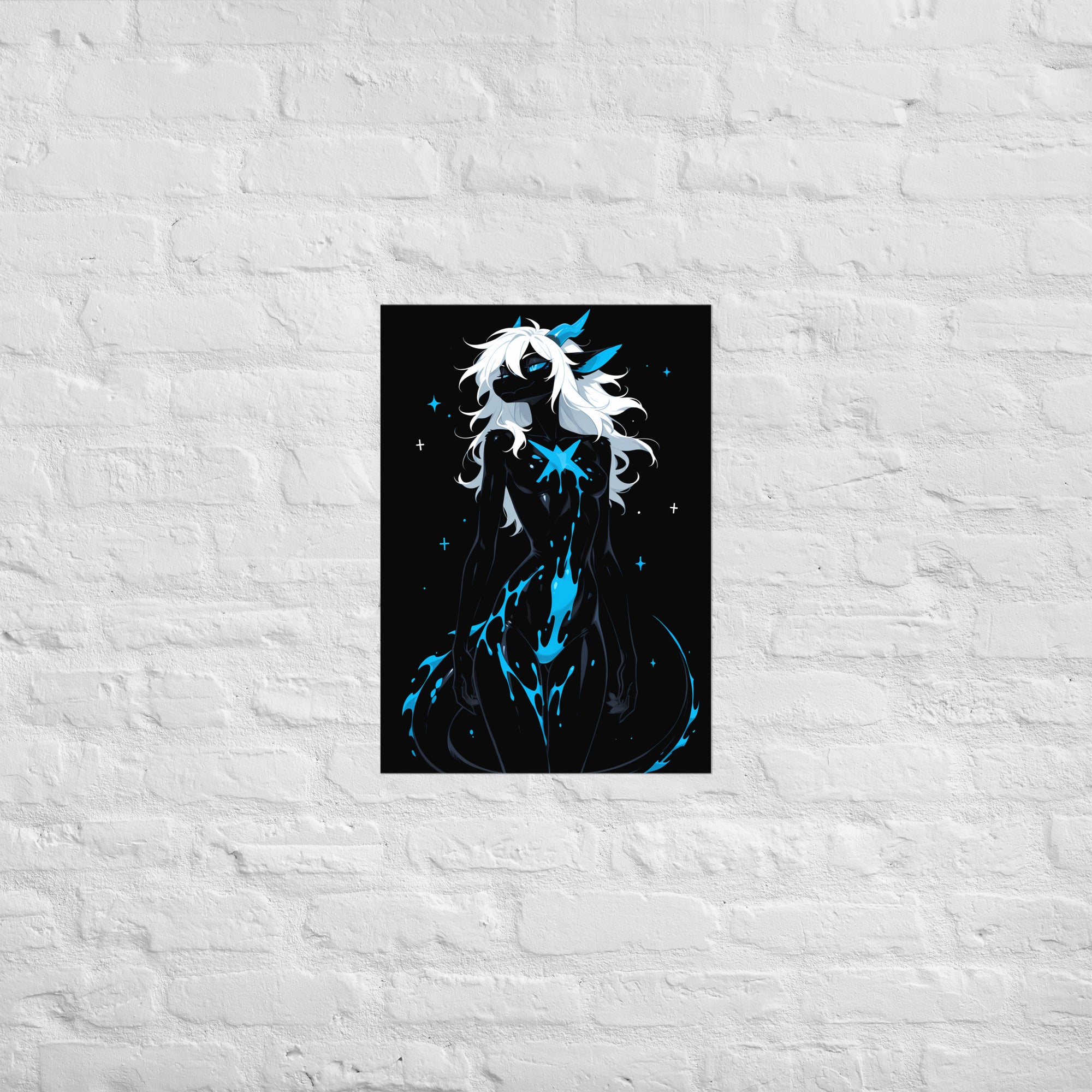 Poster dark fantasy Azuréa, dragonne anthropomorphe noire, bras replié près de la mâchoire, queue déployée en courbe – affiche encadrée au format A2
