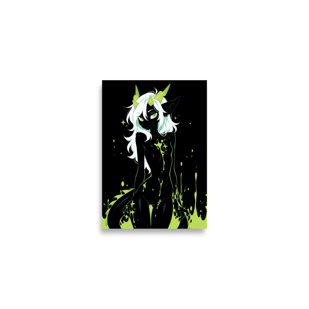 Poster dark fantasy Acydra, renarde-dragonne anthropomorphe noire, bras tendus dégouttant de venin vert, cornes et oreilles de renarde – affiche encadrée au format A2
