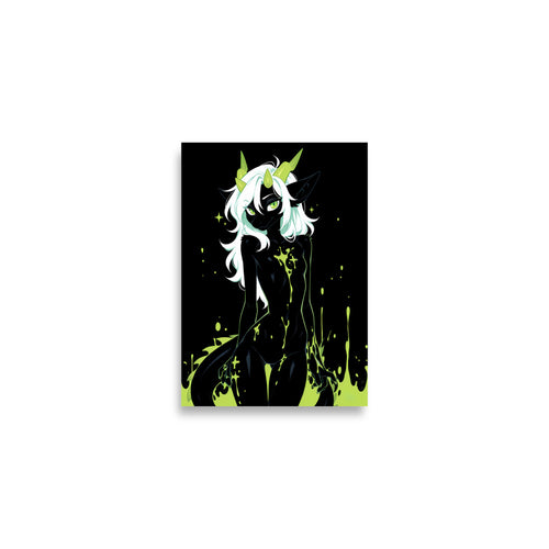 Poster dark fantasy Acydra, renarde-dragonne anthropomorphe noire, bras tendus dégouttant de venin vert, cornes et oreilles de renarde – affiche encadrée au format A2