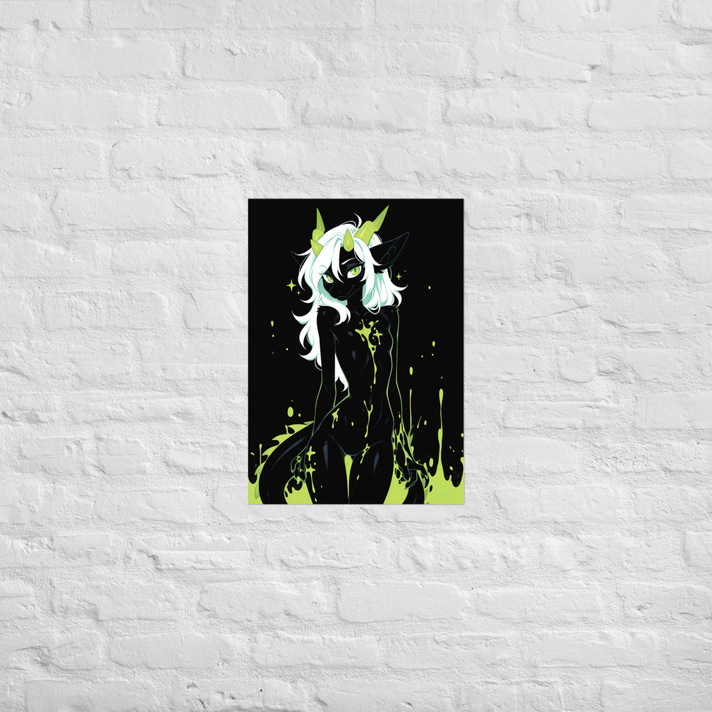 Poster dark fantasy Acydra, renarde-dragonne anthropomorphe noire, bras tendus dégouttant de venin vert, cornes et oreilles de renarde – affiche encadrée au format A2