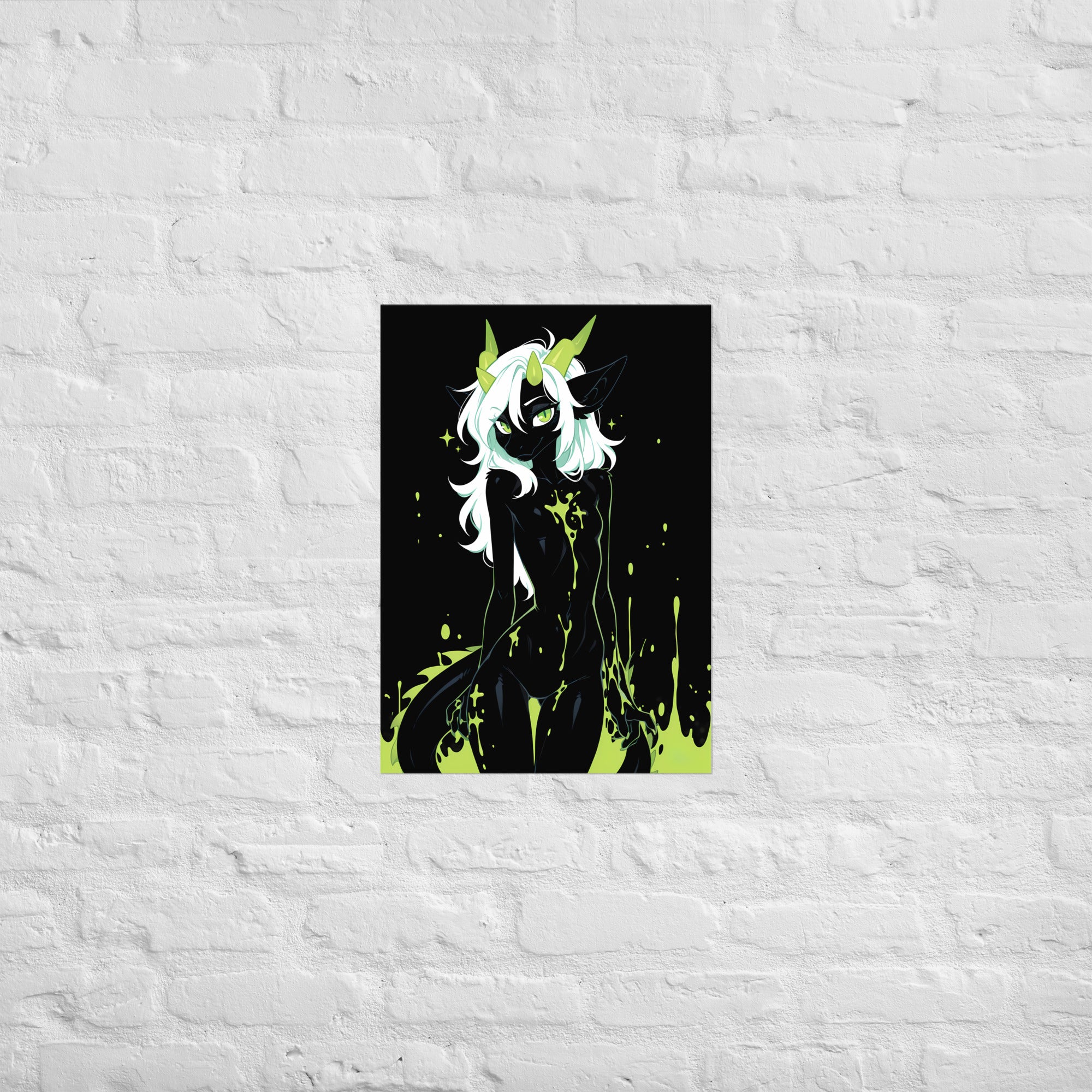 Poster dark fantasy Acydra, renarde-dragonne anthropomorphe noire, bras tendus dégouttant de venin vert, cornes et oreilles de renarde – affiche encadrée au format A2