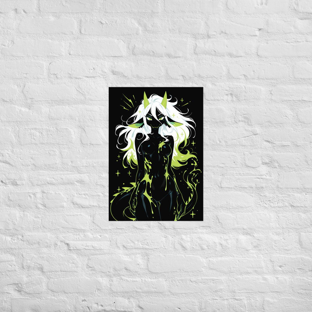 Poster dark fantasy Acydra, renarde-dragonne anthropomorphe noire, sourire à crocs, mèches vertes, traînées flambées vert – affiche encadrée au format A2