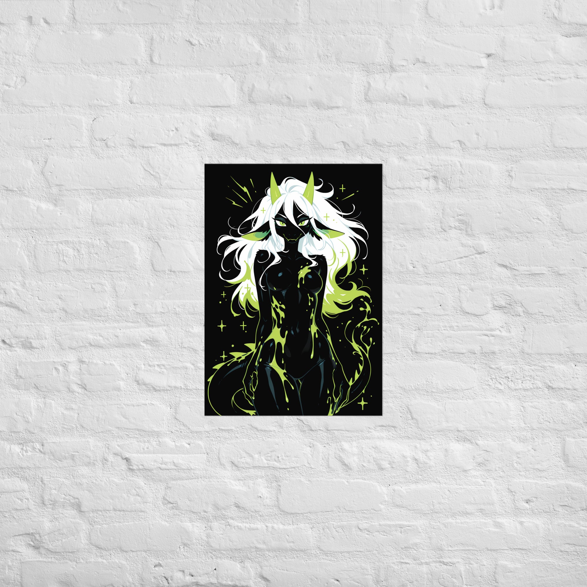 Poster dark fantasy Acydra, renarde-dragonne anthropomorphe noire, sourire à crocs, mèches vertes, traînées flambées vert – affiche encadrée au format A2