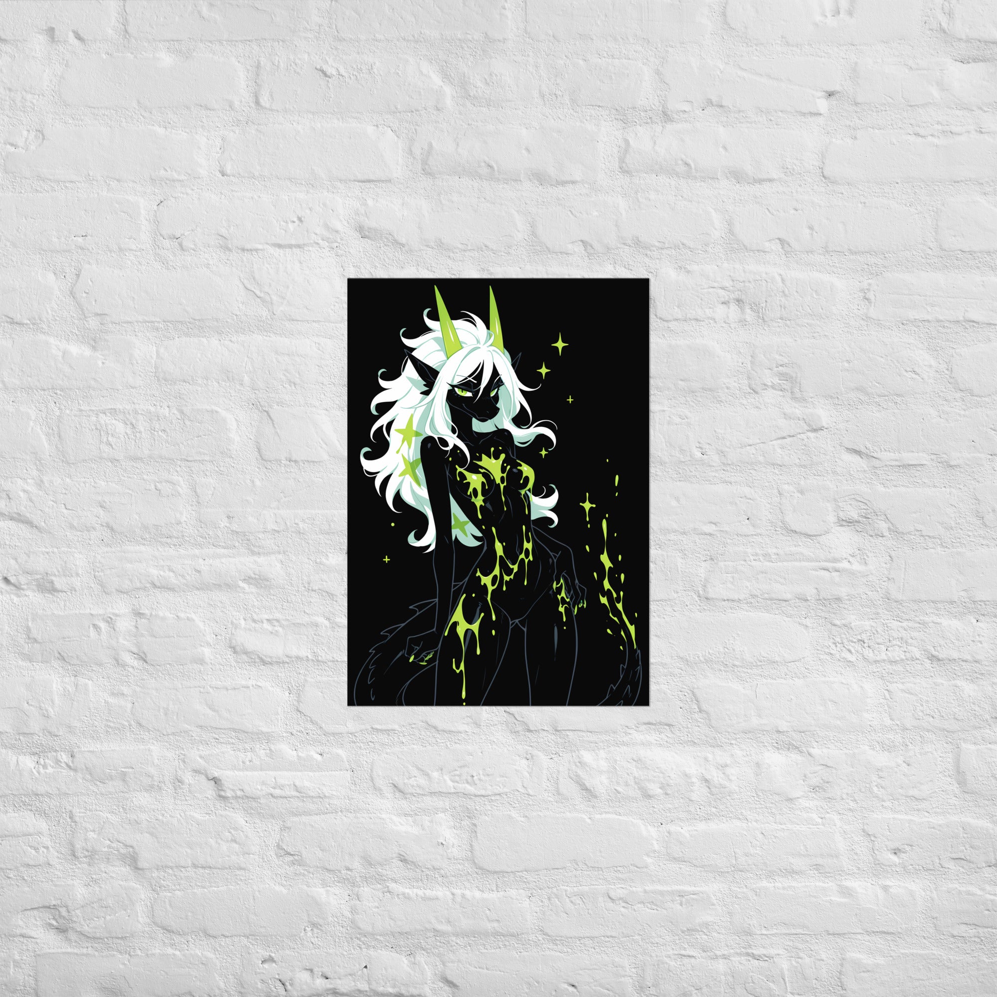 Poster dark fantasy Acydra, renarde-dragonne anthropomorphe noire, grandes étoiles vertes dans la crinière, regard suspicieux – affiche encadrée au format A2