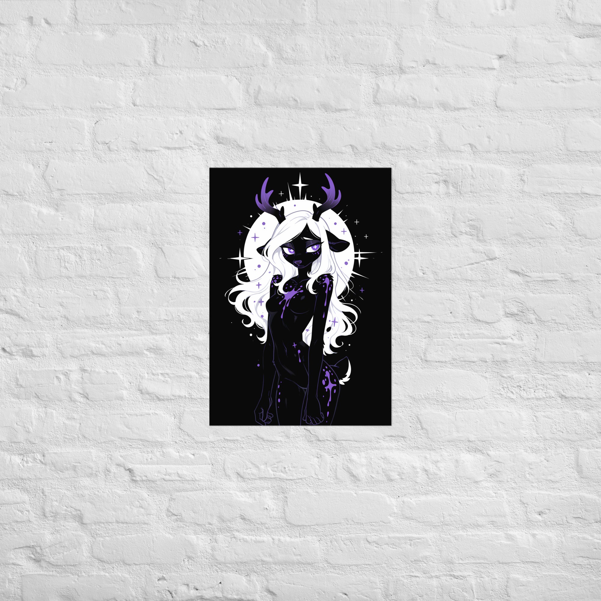 Poster dark fantasy Améthia, biche anthropomorphe noire, auréole blanche éclatante derrière la crinière, main près du visage – affiche encadrée au format A2