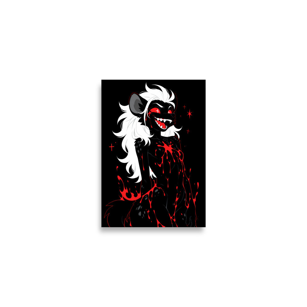 Poster dark fantasy Strige, hyène anthropomorphe noire, sourire sanglant aux crocs visibles, large tache de sang sur la poitrine – affiche encadrée au format A2