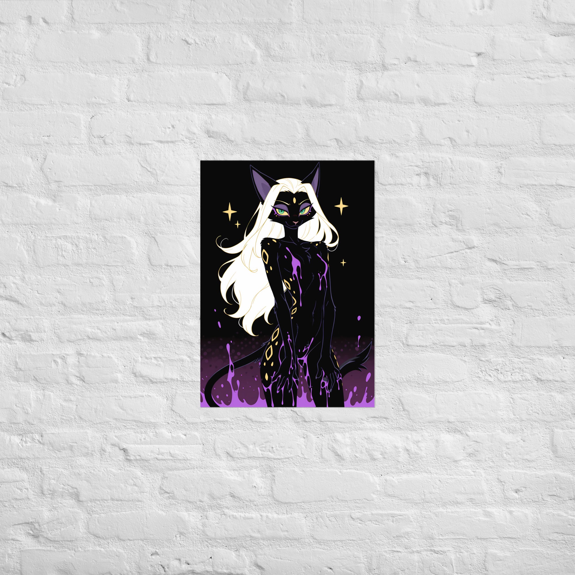 Poster dark fantasy Astréa, panthère anthropomorphe noire aux yeux verts et marques dorées en amande – affiche encadrée au format A2