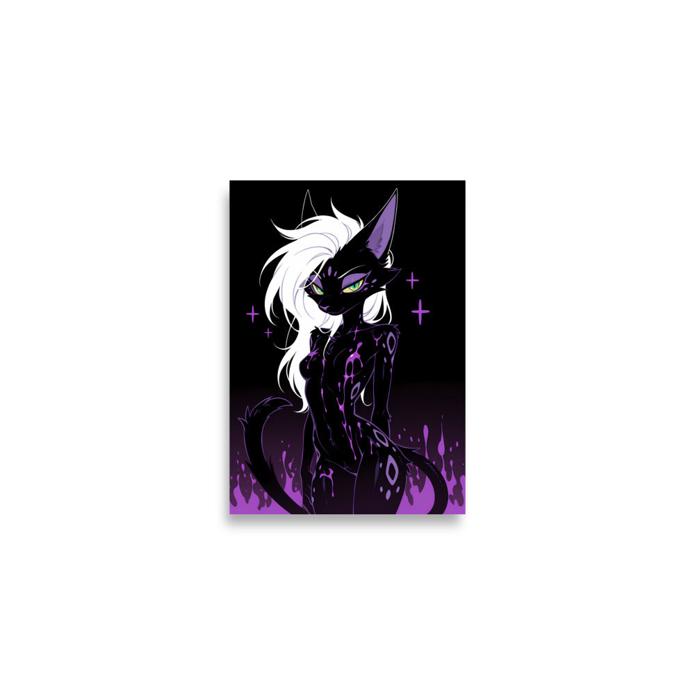 Poster dark fantasy Astréa, panthère anthropomorphe noire à l'oreille violette asymétrique et au regard direct – affiche encadrée au format A2