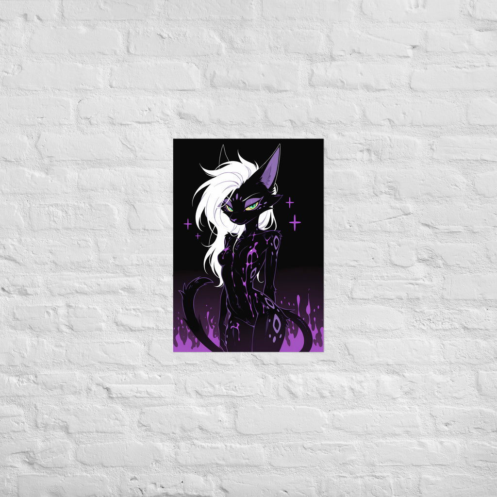 Poster dark fantasy Astréa, panthère anthropomorphe noire à l'oreille violette asymétrique et au regard direct – affiche encadrée au format A2