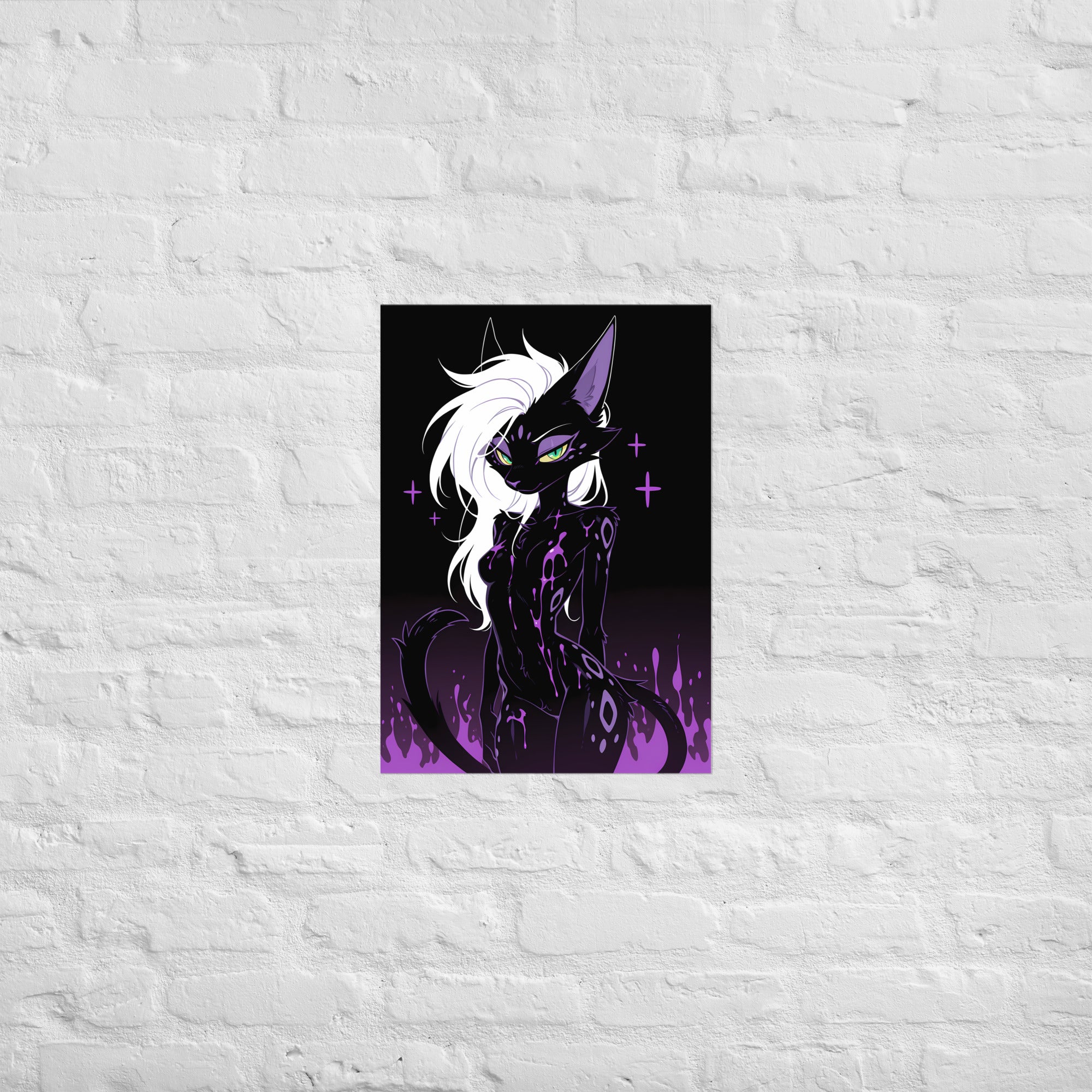 Poster dark fantasy Astréa, panthère anthropomorphe noire à l'oreille violette asymétrique et au regard direct – affiche encadrée au format A2