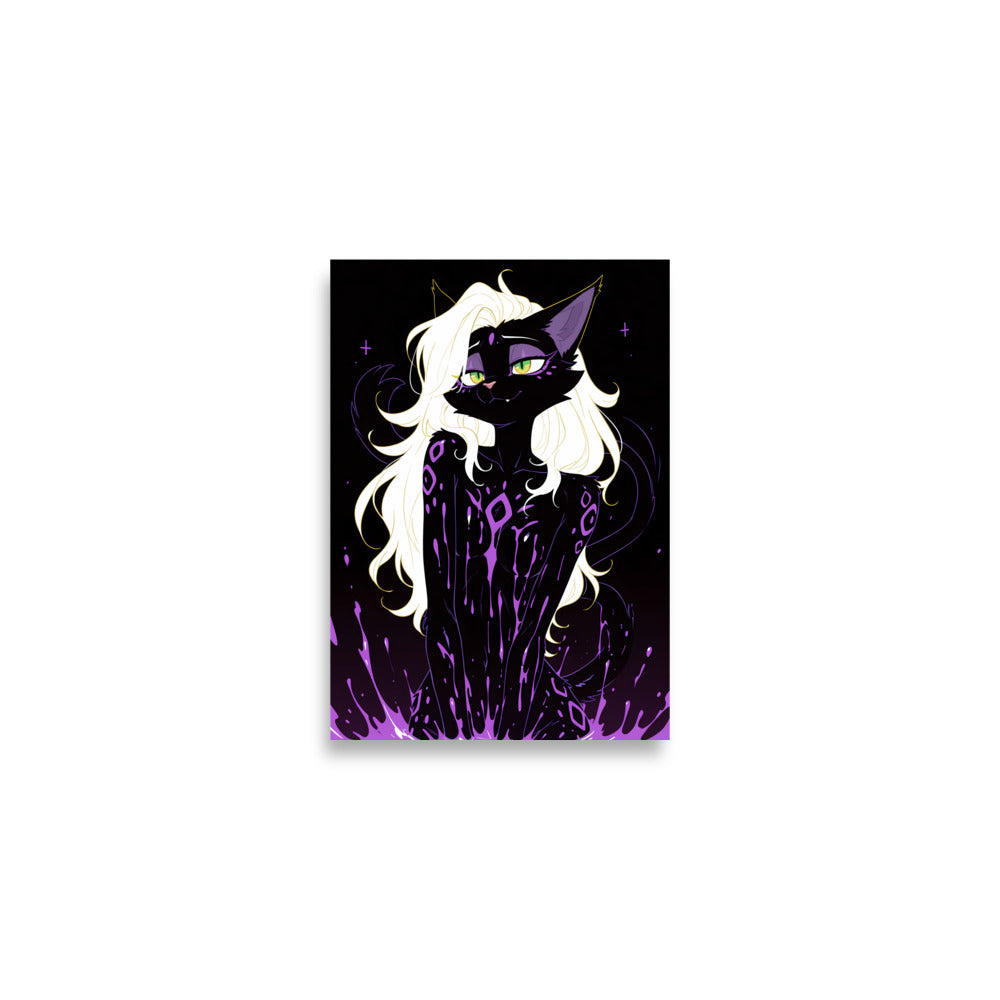 Poster dark fantasy Astréa, panthère anthropomorphe noire aux oreilles violettes bordées d'or, sourire affirmé – affiche encadrée au format A2