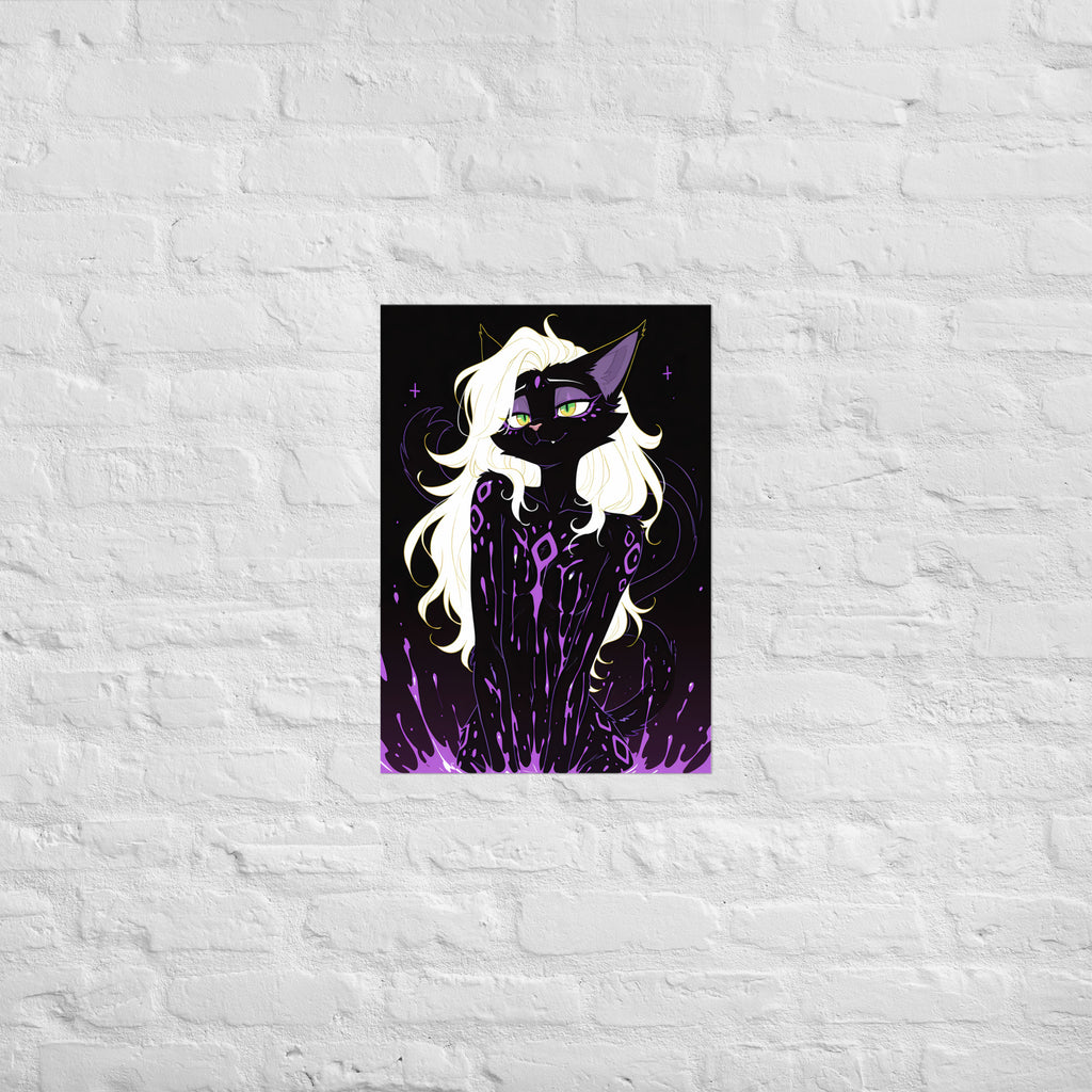 Poster dark fantasy Astréa, panthère anthropomorphe noire aux oreilles violettes bordées d'or, sourire affirmé – affiche encadrée au format A2